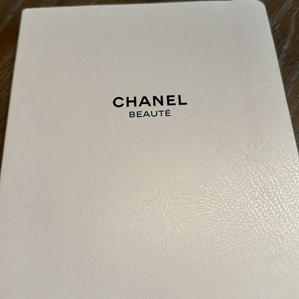 Chanel Beauty bundle (NEW) - Picture 10 of 10